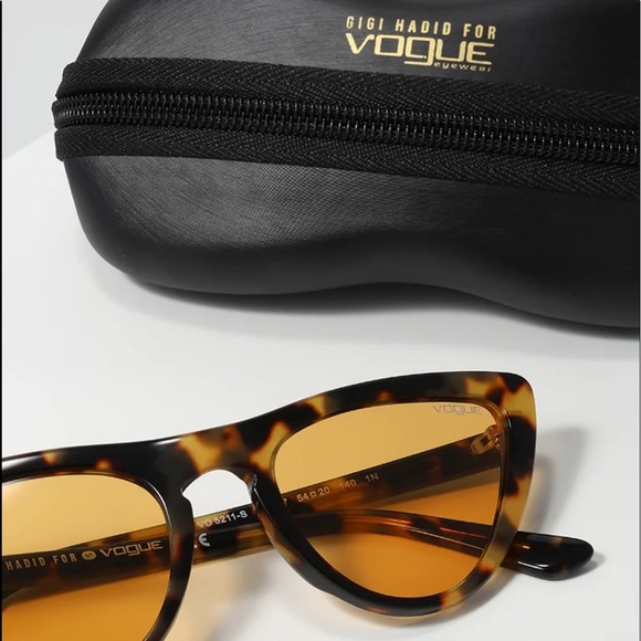 VOGUE - Sunglasses 😎 - Picture 2 of 9